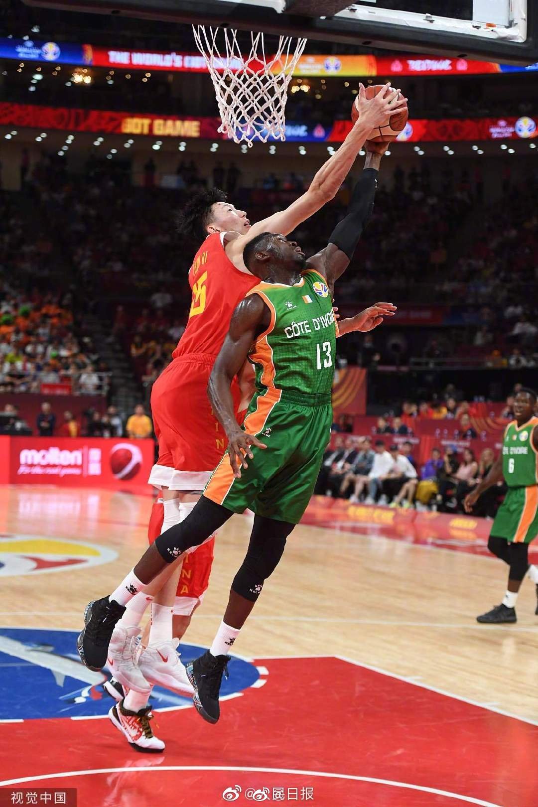 雷火电竞-冰球友谊赛焦点战：关东雄狮队大胜中原雷豹队，外线火力全开。反击锐度十足的简单介绍