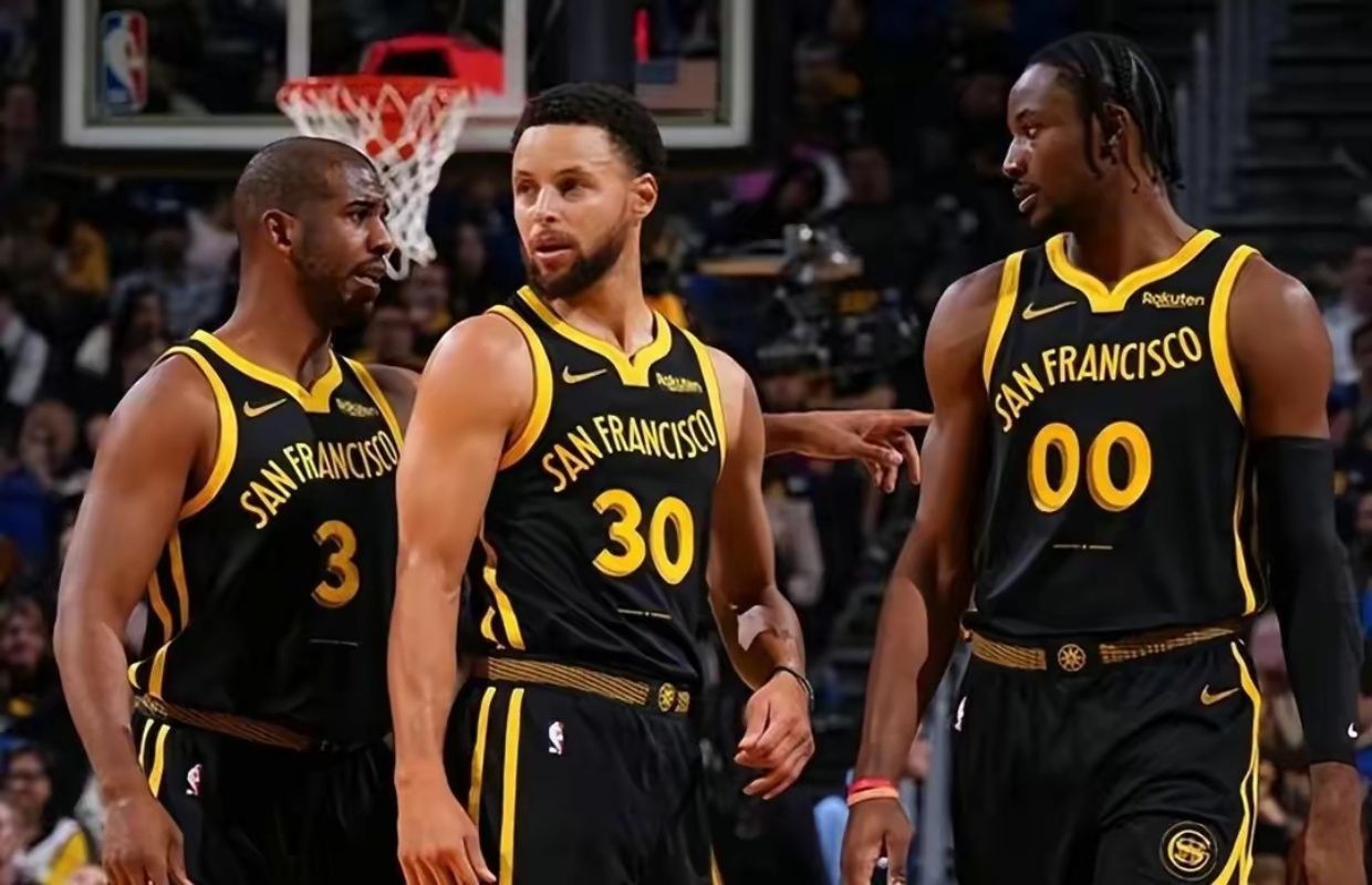 雷火电竞-冰球友谊赛焦点战：关东雄狮队大胜中原雷豹队，外线火力全开。反击锐度十足的简单介绍