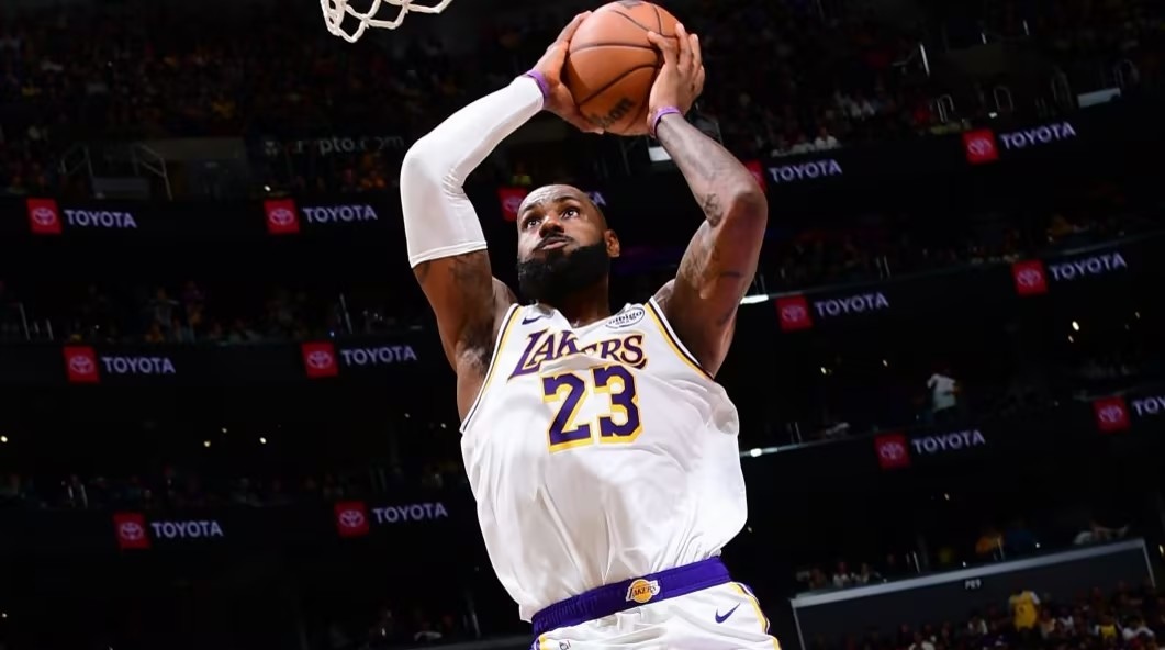 雷火竞技-詹姆斯在公牛比赛中战术调整，突破纪录引发热议！的简单介绍